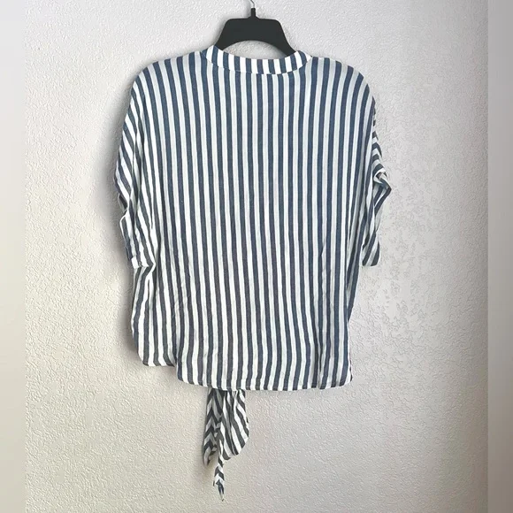 Lulu’s Blue White Stripes Front tie Short sleeves Preppy Casual Blouse Tops L - Picture 3 of 5